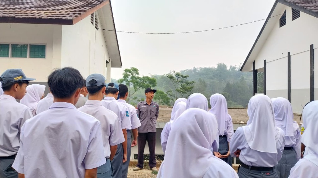 Siswa-siswi Jurusan ATPH SMKN 1 Rongga berbaris rapi mengikuti Apel Mingguan bersama Pembina Asep Agus Soleh, S.Pd.