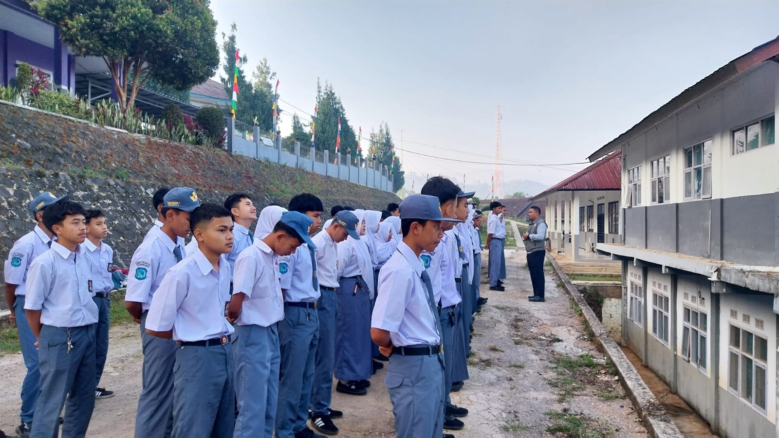 Siswa-siswi Jurusan ATPH SMKN 1 Rongga berbaris rapi mengikuti apel dan pengarahan kejuruan