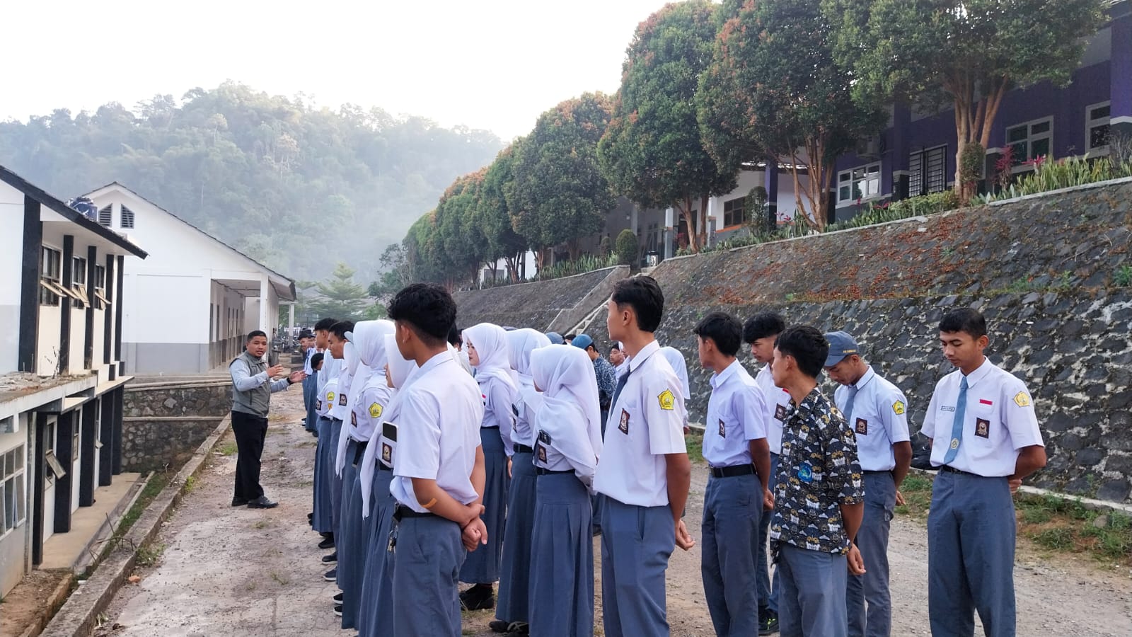 Peserta didik ATPH memperhatikan pemaparan pembina apel mengenai pentingnya etika kerja dan SOP pertanian