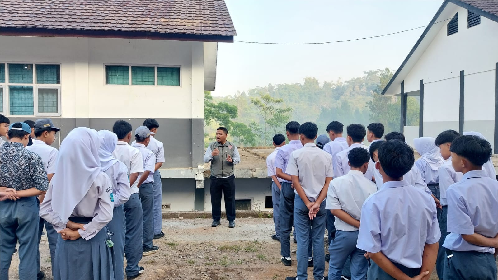 Pembina Apel Iwan Setiawan, S.Pd.I memberikan pengarahan pada Apel Jurusan ATPH SMKN 1 Rongga di area praktik sekolah