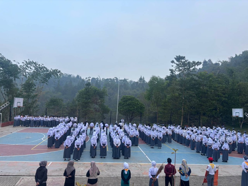 Suasana berbaris rapi peserta didik Jurusan RPL SMKN 1 Rongga saat mendengarkan edukasi pemanfaatan AI