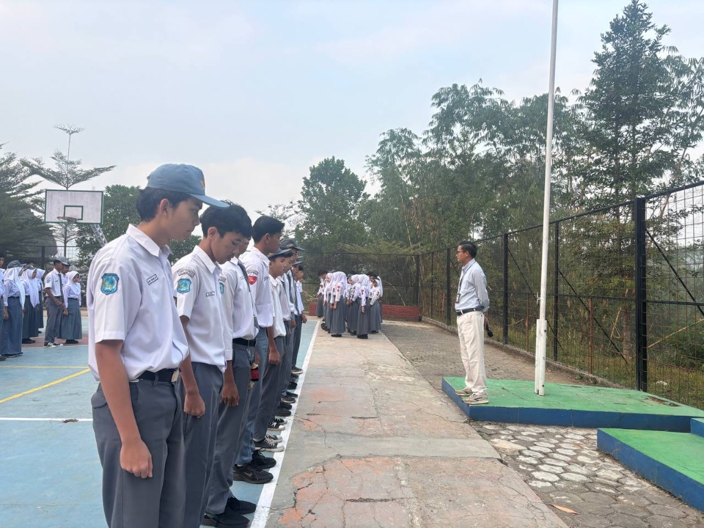 Pembina Apel Suhendar Aryadi, S.Pd.,Gr. memberikan pengarahan kedisiplinan pada Apel Jurusan RPL SMKN 1 Rongga
