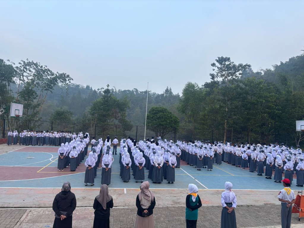 Peserta didik Kompetensi Keahlian RPL SMKN 1 Rongga berbaris khidmat pada pengarahan pembinaan karakter