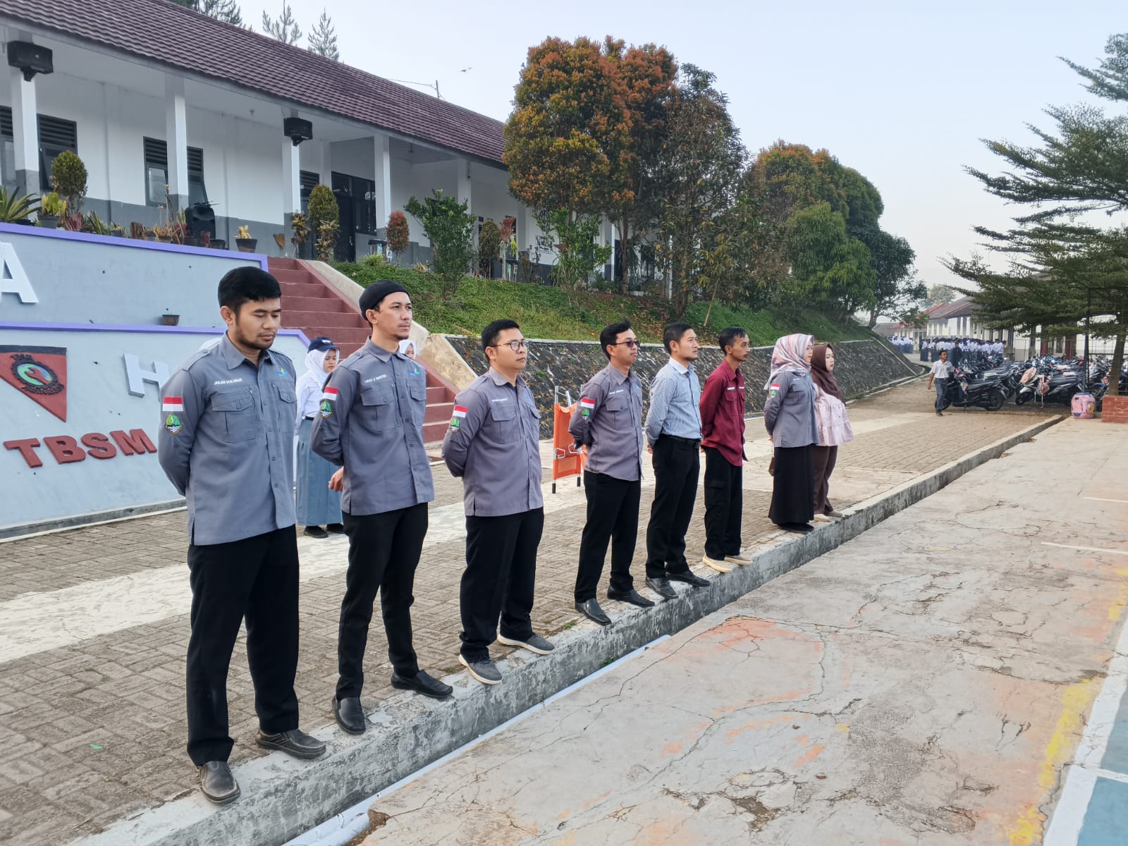 Siswa-siswi Jurusan RPL SMKN 1 Rongga mengikuti barisan apel rutin hari Selasa dengan khidmat