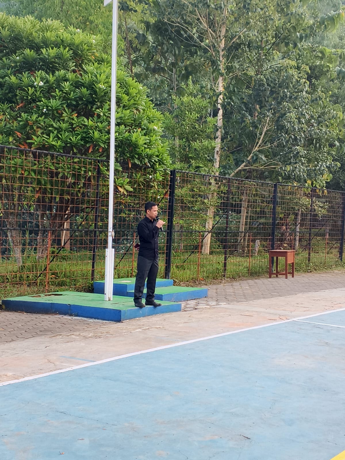 Suasana pengarahan pembina apel mengenai pentingnya disiplin dan informasi program sekolah