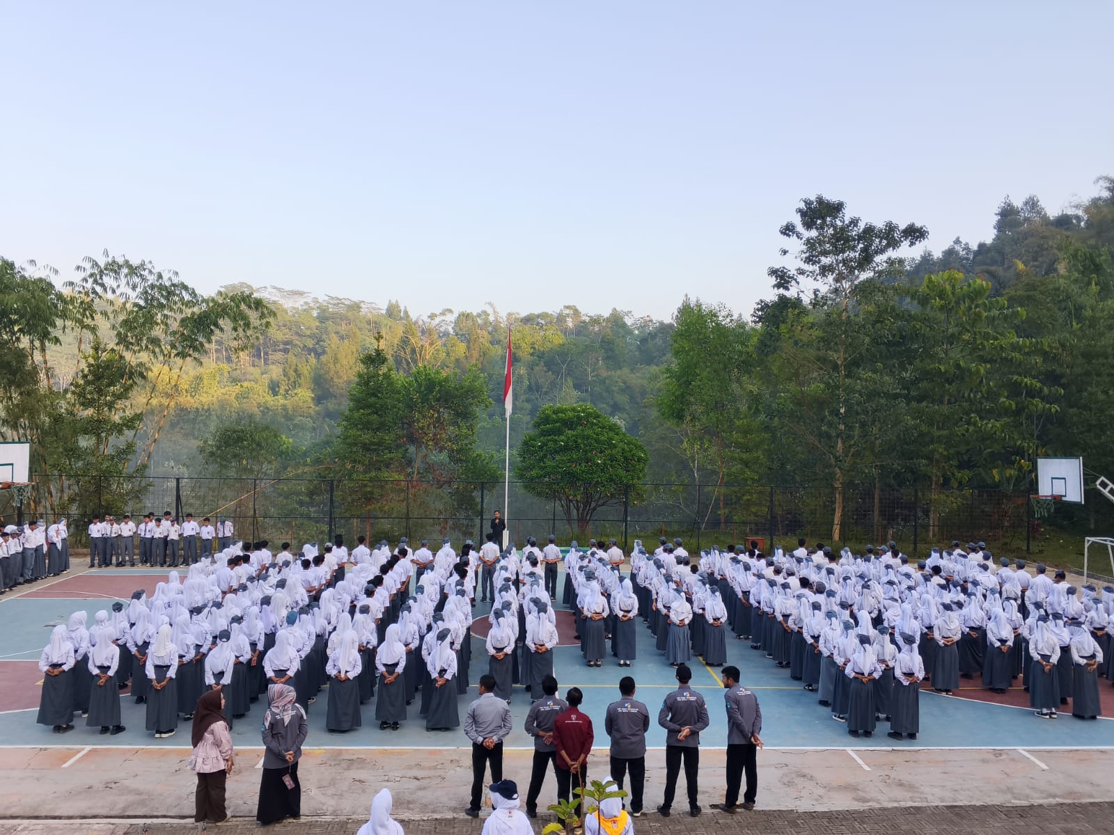 Pembina Apel Sopiyudin Latif, ST. memberikan amanat di hadapan barisan peserta didik Rekayasa Perangkat Lunak SMKN 1 Rongga