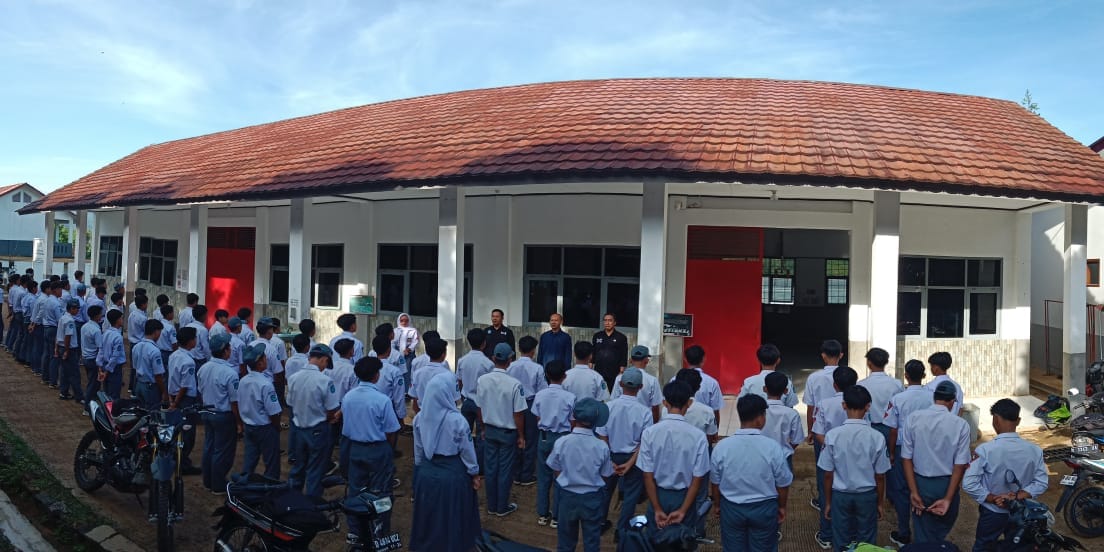 Siswa Jurusan TSM SMKN 1 Rongga menyimak amanat pembina apel di area praktik bengkel