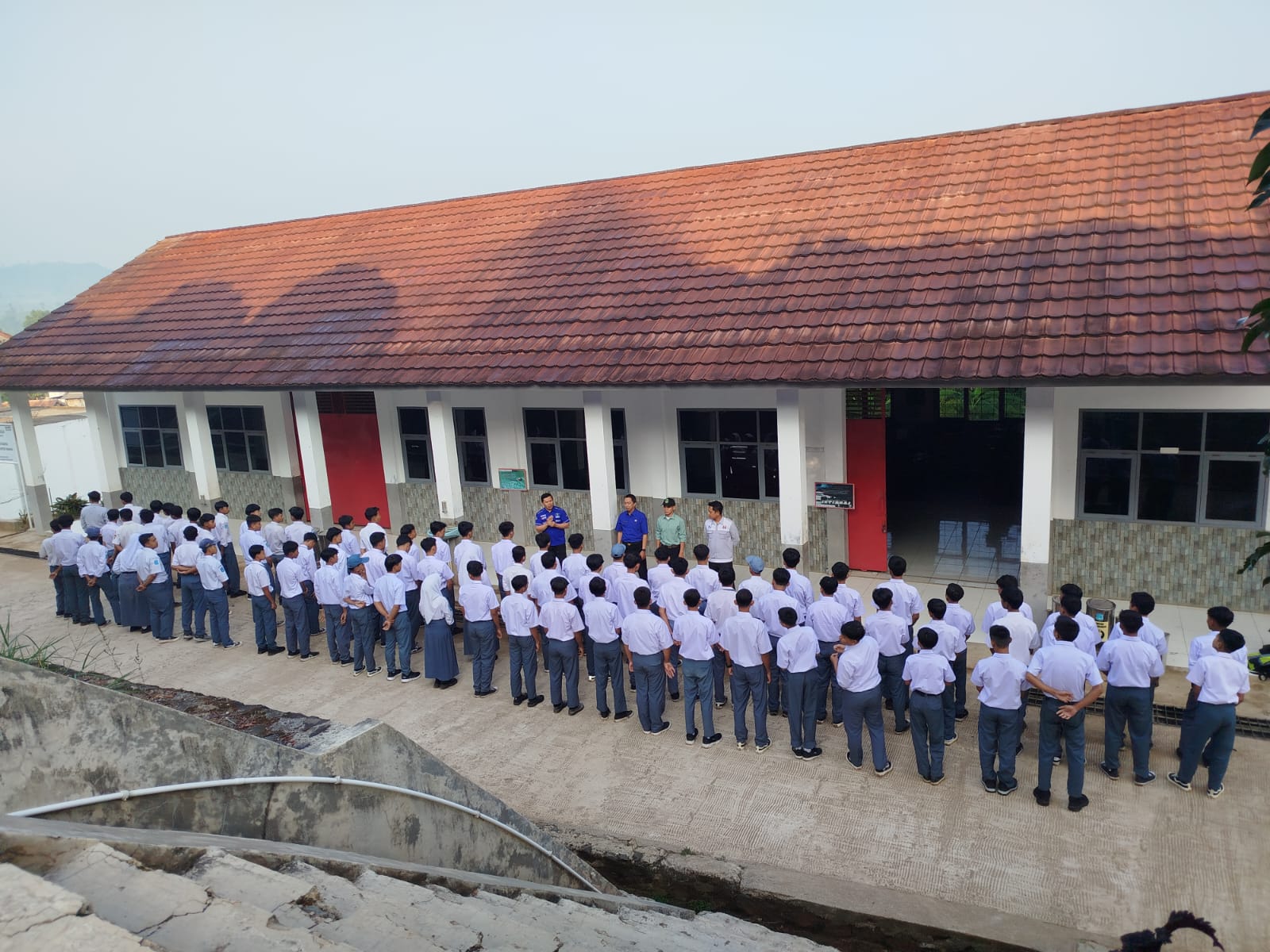 Barisan siswa Jurusan Teknik Sepeda Motor (TSM) SMKN 1 Rongga mengikuti apel pagi dan pembinaan rutin di area praktik jurusan