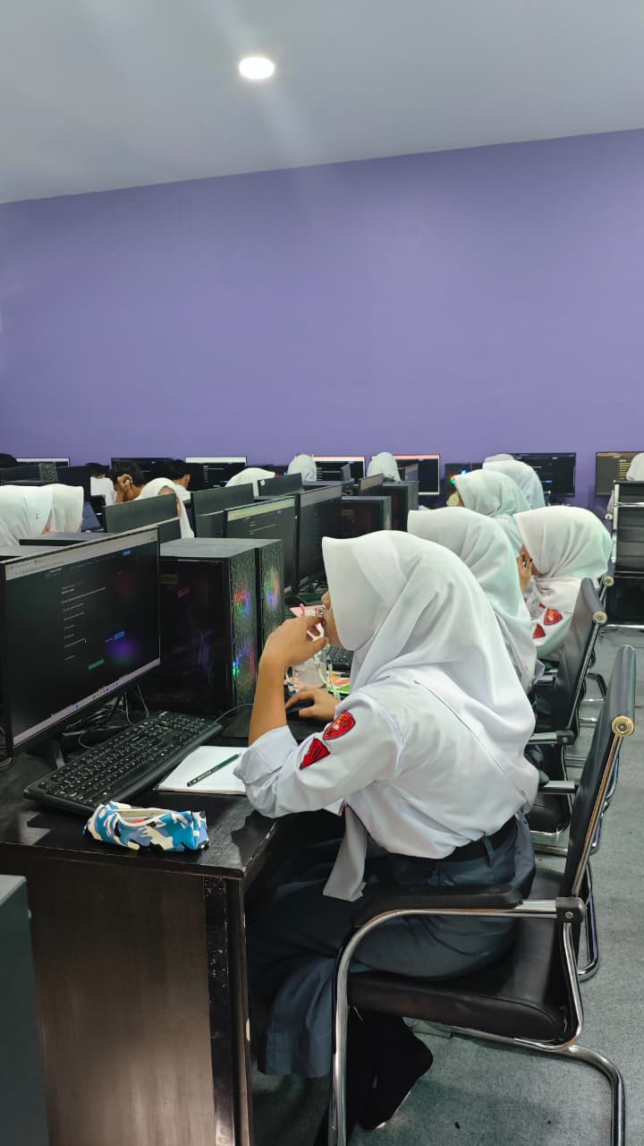 Siswa kelas 12 RPL SMKN 1 Rongga serius mengikuti ujian mandiri menggunakan platform LMS di laboratorium komputer
