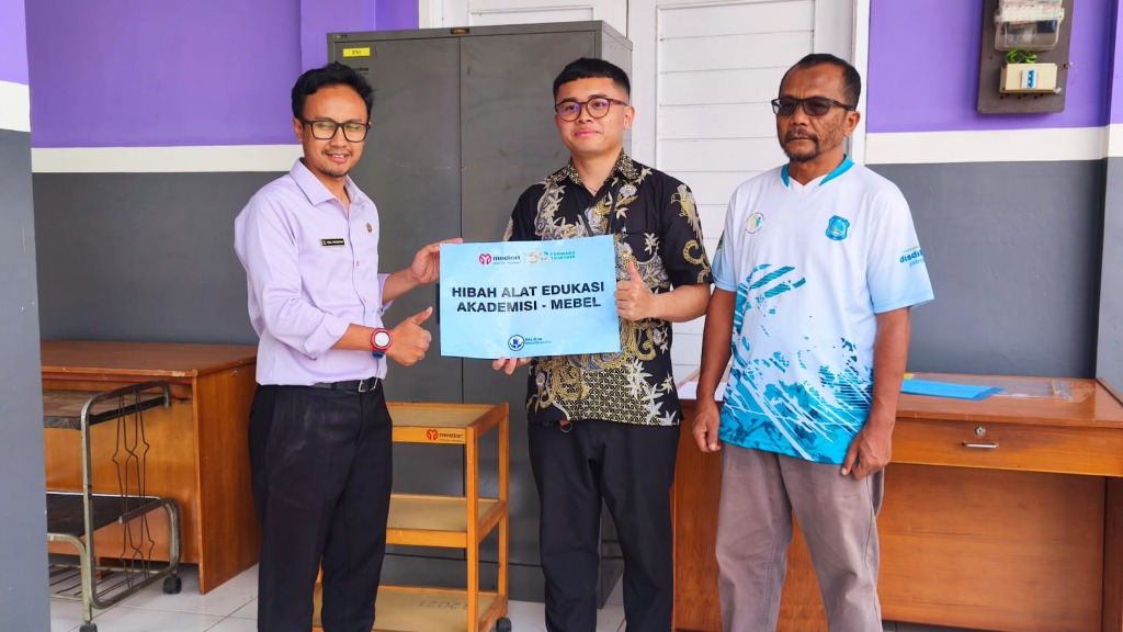 Perwakilan PT Medion Farma Jaya Tbk dan manajemen SMKN 1 Rongga saat acara penyerahan bantuan mebeler edukasi