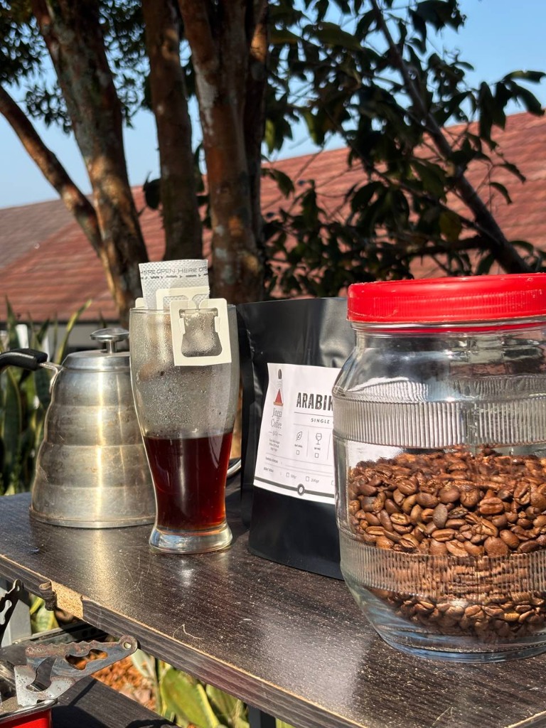 Penyeduhan manual brew drip bag coffee Jingga Coffee hasil TeFa ATPH SMKN 1 Rongga