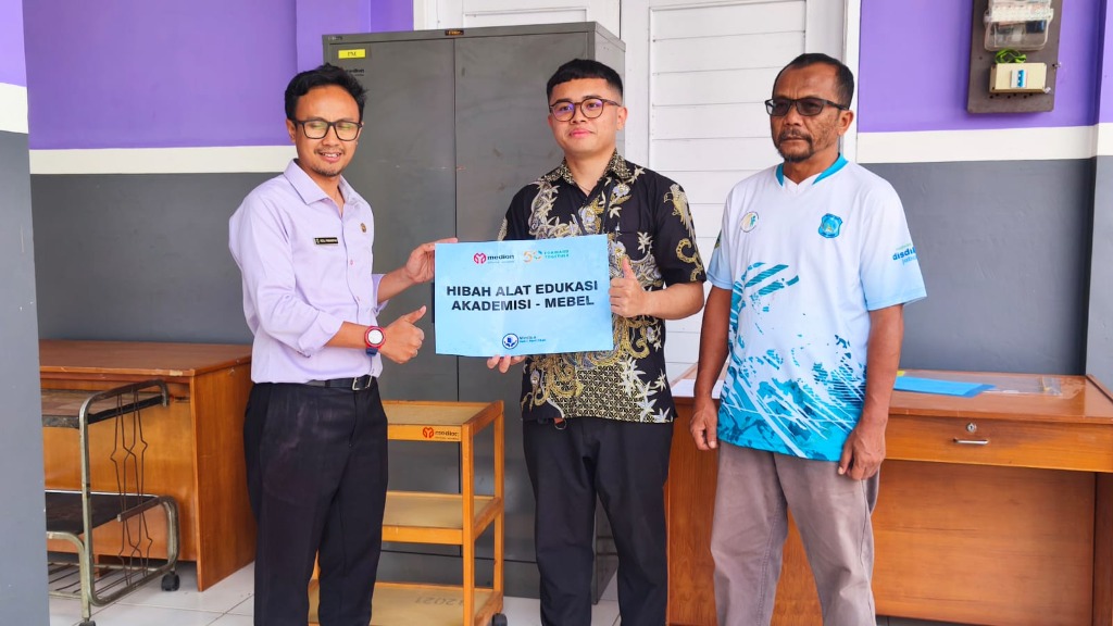 Penyerahan simbolis poster Hibah Alat Edukasi Mebeler dari perwakilan PT Medion Farma Jaya Tbk kepada perwakilan SMKN 1 Rongga