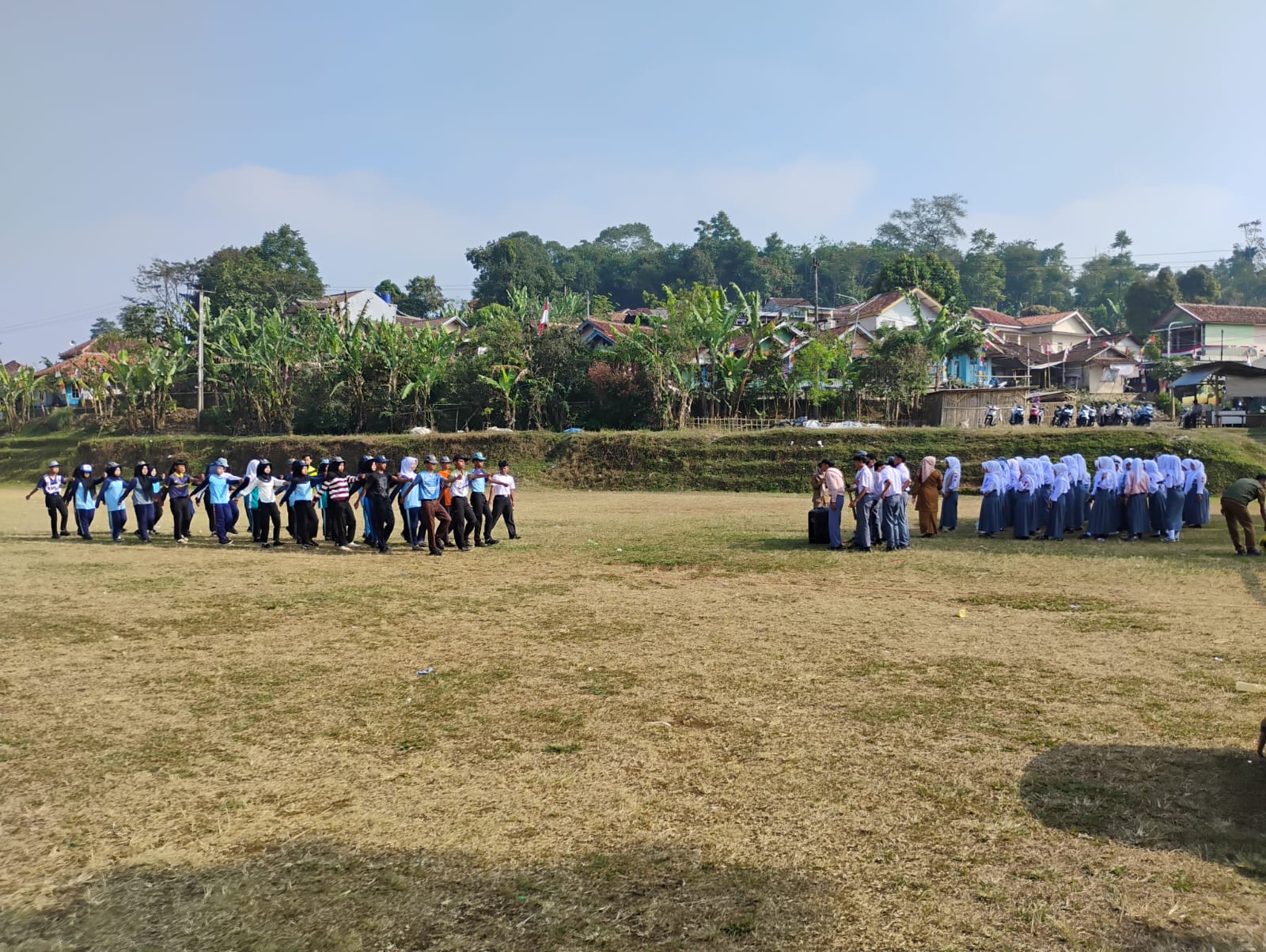 Anggota Paskibra dan tim Paduan Suara SMKN 1 Rongga berbaris dan berlatih fisik di Lapangan Rongga jelang Upacara Peringatan HUT RI ke-81