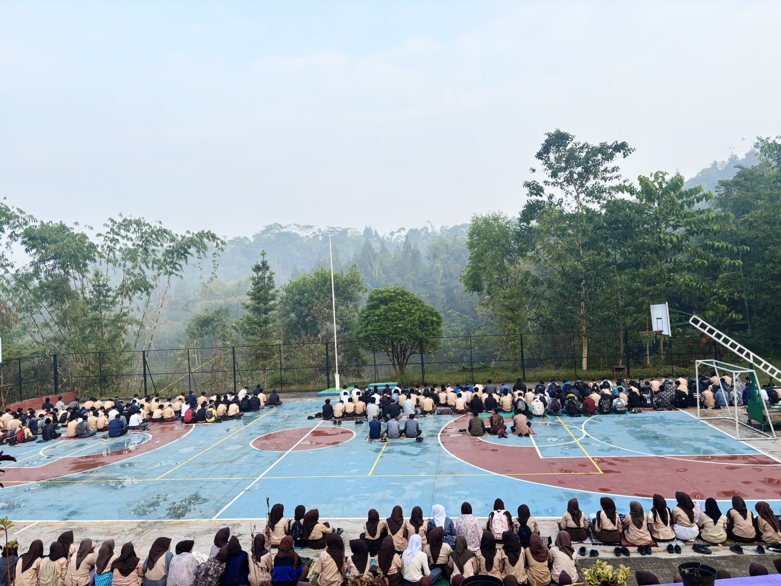 Siswa SMKN 1 Rongga duduk berbaris mengikuti Istighasah dan dzikir bersama di lapangan sekolah