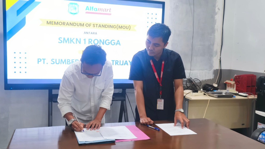 Penandatanganan dokumen perjanjian kerjasama rekrutmen kerja antara SMKN 1 Rongga dan Alfamart