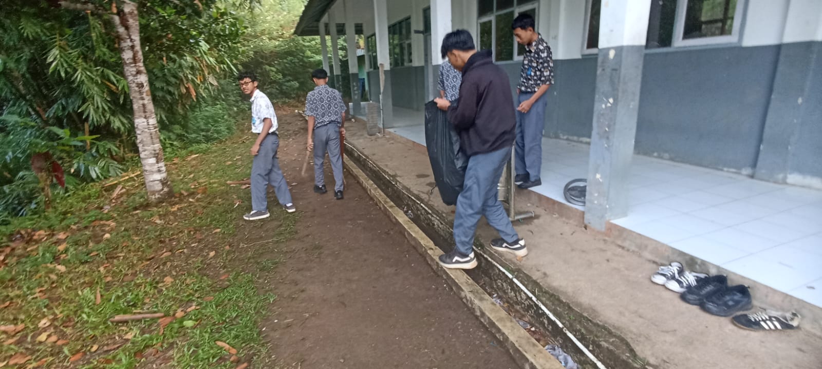 Siswa SMKN 1 Rongga membersihkan lingkungan sekolah dalam kegiatan KASIH