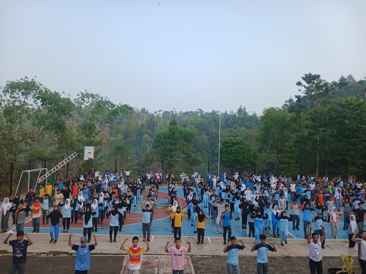 Guru memimpin senam pagi bersama siswa SMKN 1 Rongga di lapangan sekolah