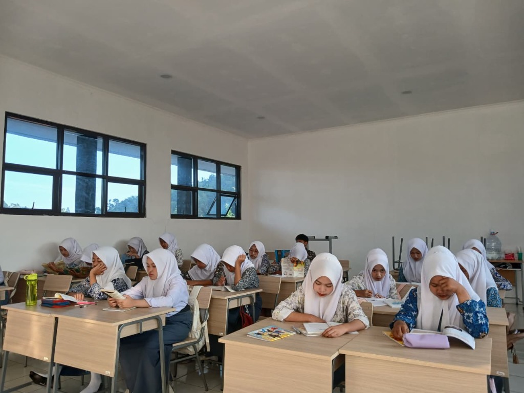 Siswi SMKN 1 Rongga tampil percaya diri mempresentasikan resensi buku bacaannya di depan kelas saat Literasi Rabu