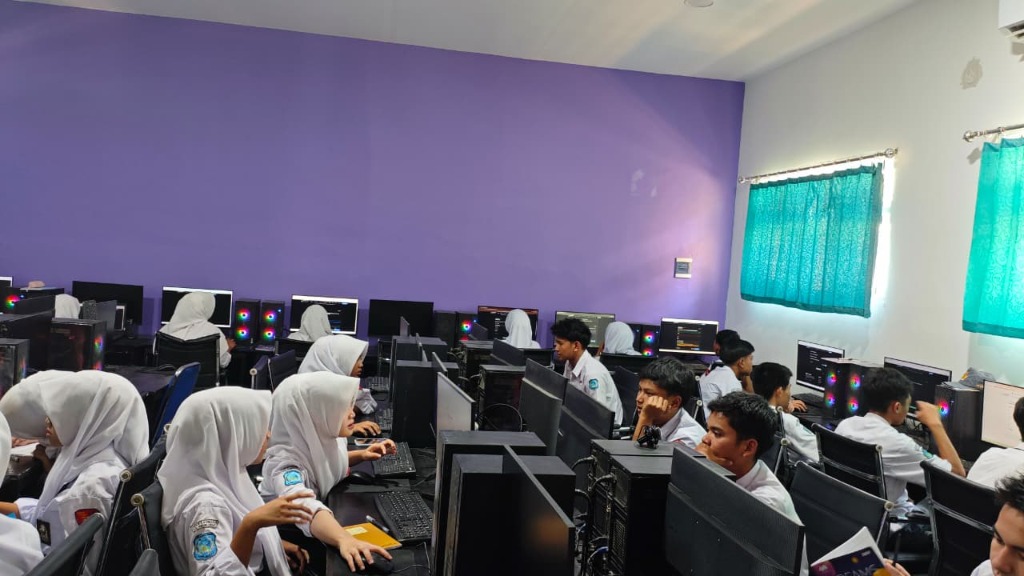 Siswa kelas 12 RPL SMKN 1 Rongga fokus menganalisis aplikasi digital di Laboratorium Komputer pada Mata Pelajaran Metaverse