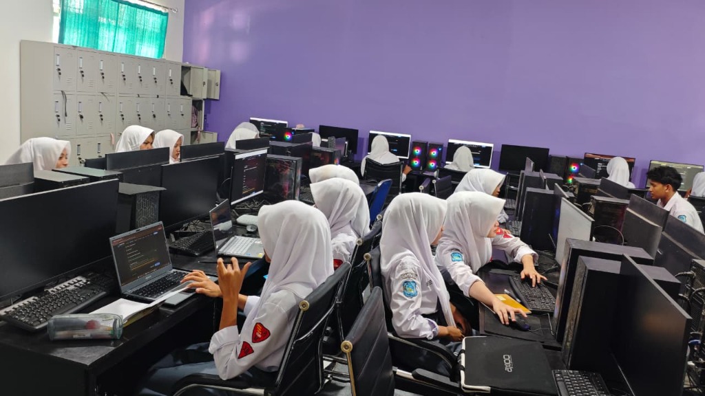 Siswa-siswi RPL SMKN 1 Rongga mengoperasikan perangkat komputer lab merancang modifikasi aplikasi Metaverse