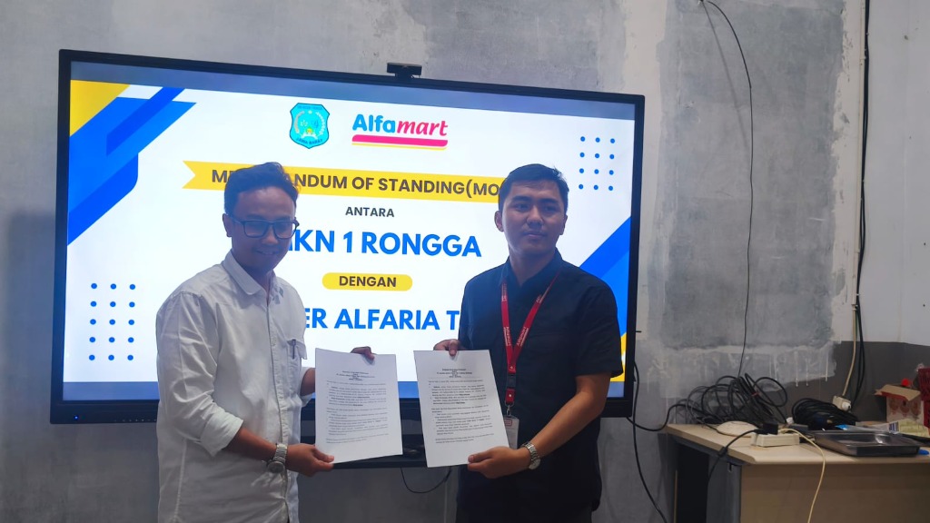 Penandatanganan dokumen MoU kerjasama rekrutmen tenaga kerja antara perwakilan PT Sumber Alfaria Trijaya Tbk dan pihak SMKN 1 Rongga