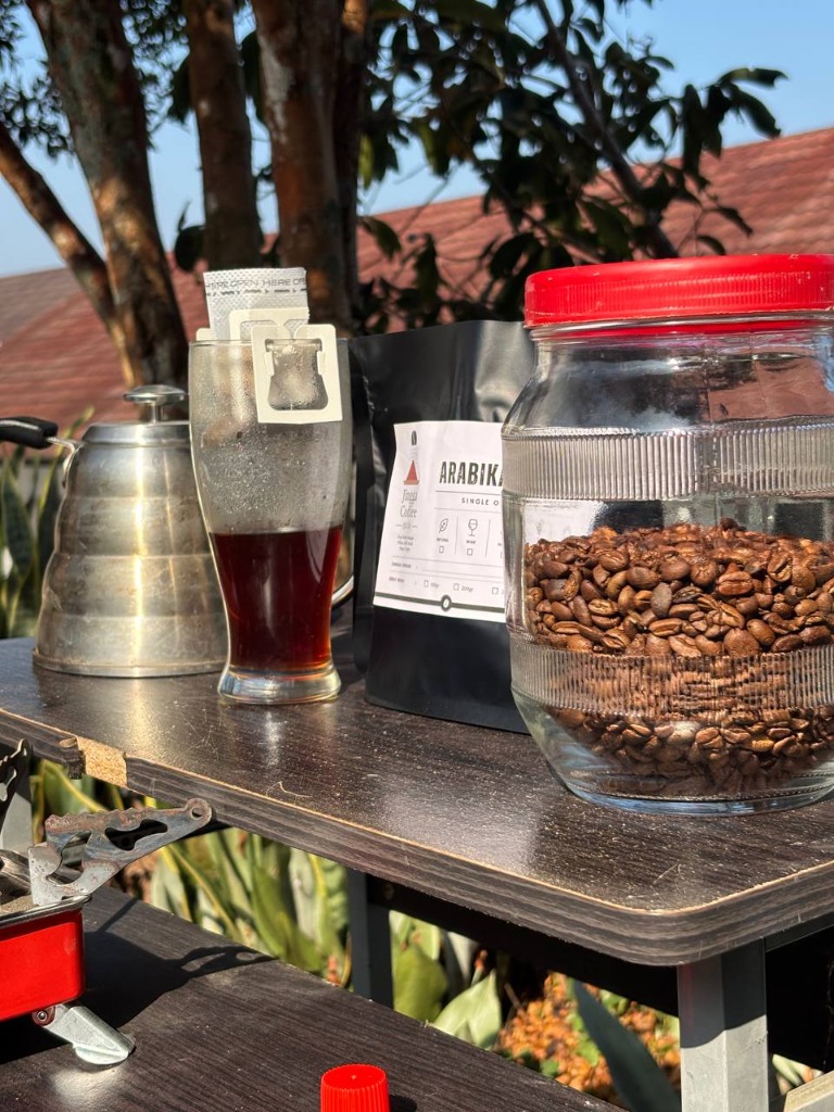 Jar kaca berisi biji kopi sangrai (roast beans) Arabika pilihan hasil praktikum siswa ATPH SMKN 1 Rongga