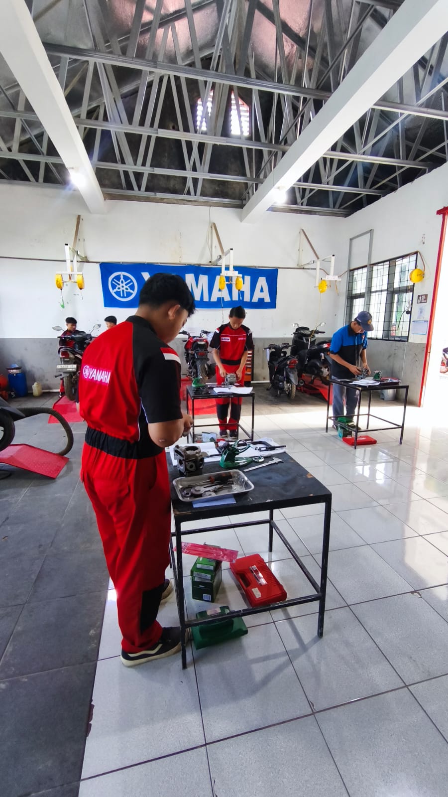 Siswa jurusan TSM SMKN 1 Rongga melakukan pemantapan praktik pengukuran cylinder head dan penyetelan kelonggaran katup di bengkel kejuruan