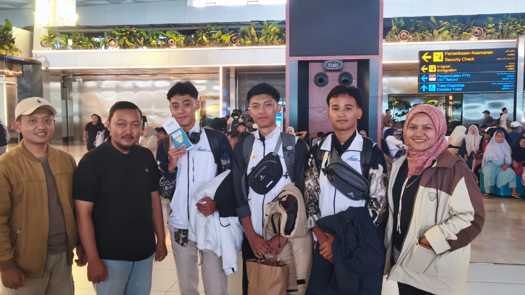 Peserta magang Jepang SMKN 1 Rongga memegang paspor dan pas penerbangan saat pengantaran di Bandara Internasional