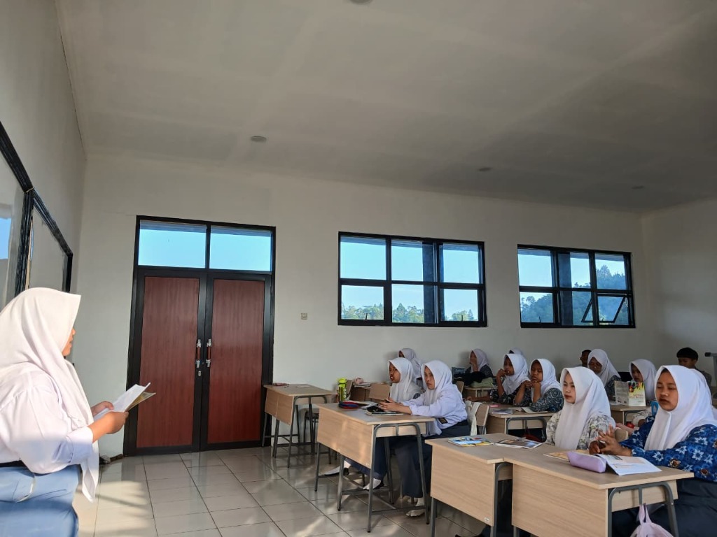 Siswa-siswi SMKN 1 Rongga fokus membaca buku bacaan mandiri di meja kelas pada Pembiasaan Literasi Rabu