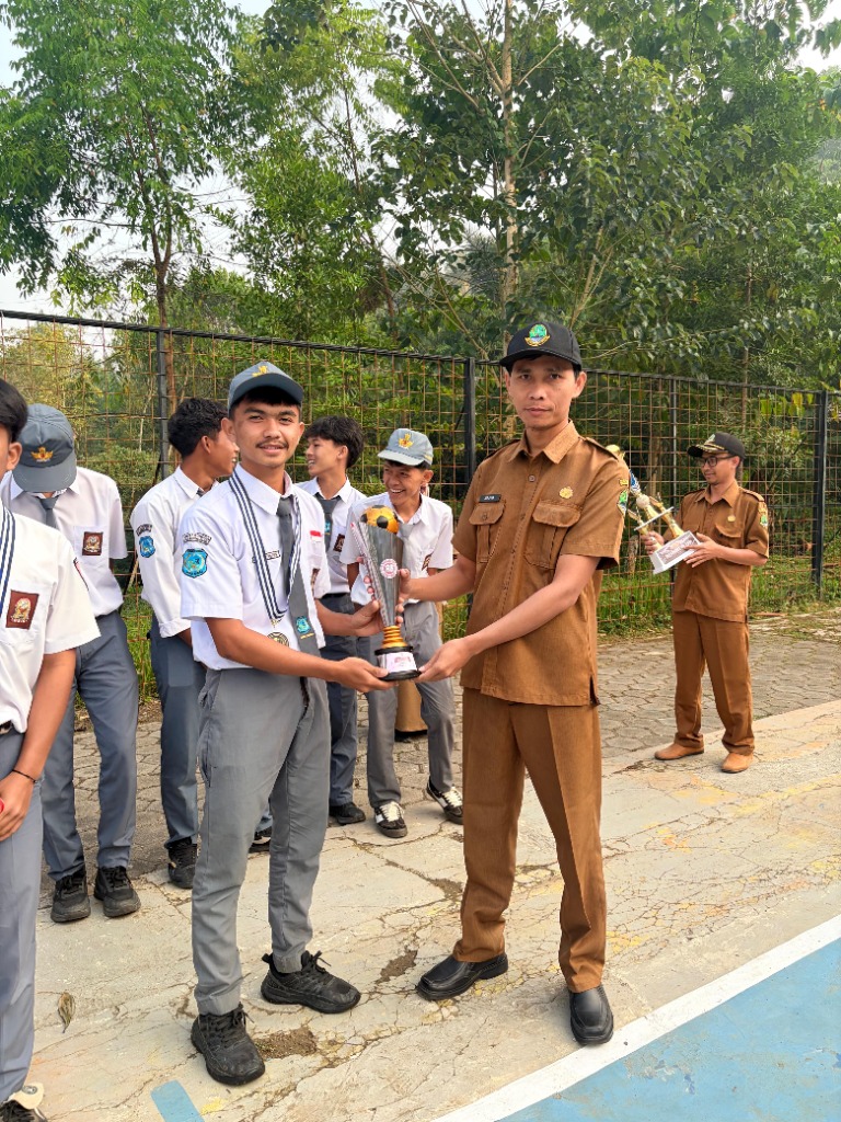 Penyerahan piala emas Juara 1 Turnamen Futsal SMKN 1 Rongga kepada tim Rude Boy di lapangan sekolah