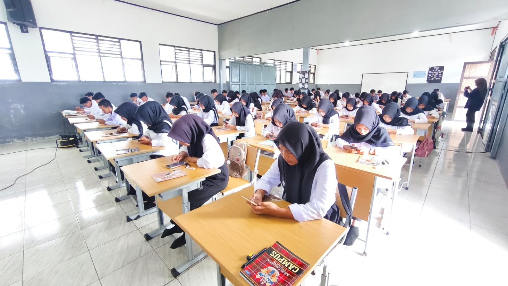 Serah terima souvenir cenderamata dari HRD PT Medion kepada Wakasek Humas Hubin SMKN 1 Rongga Setia Permana, S.Pd.