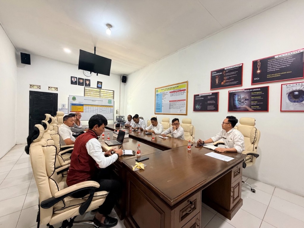 Kepala SMKN 1 Rongga Rizal Firmansyah, S.Hut., M.P. memimpin rapat evaluasi literasi bersama Tim Kurikulum dan Guru Bahasa Indonesia