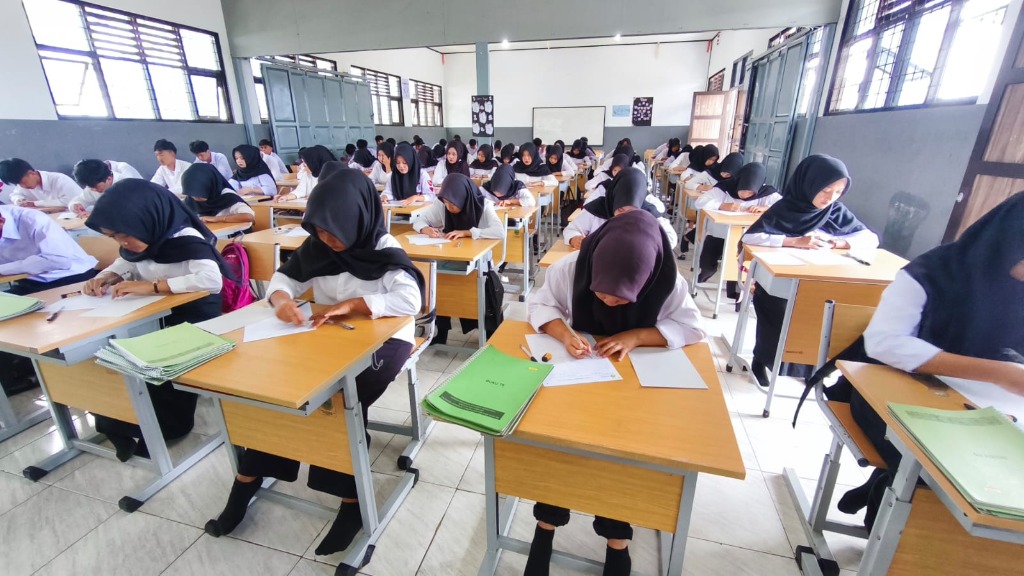 Peserta rekrutmen PT Medion Farma Jaya Tbk serius mengikuti tahapan seleksi di ruang ujian SMKN 1 Rongga