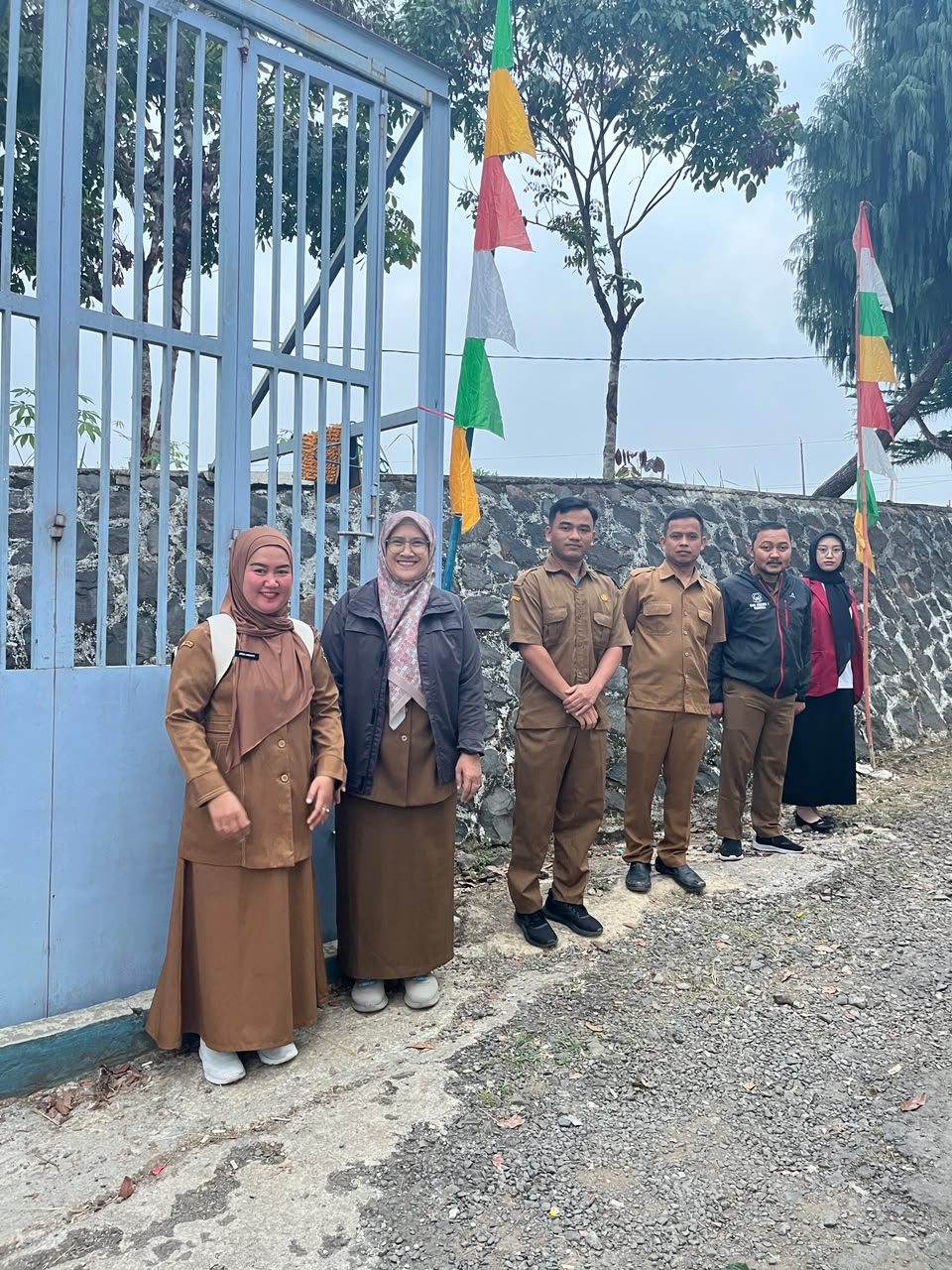 Jajaran dewan guru SMKN 1 Rongga berbaris di pintu gerbang sekolah menyambut dan berjabat tangan dengan siswa-siswi yang datang di pagi hari