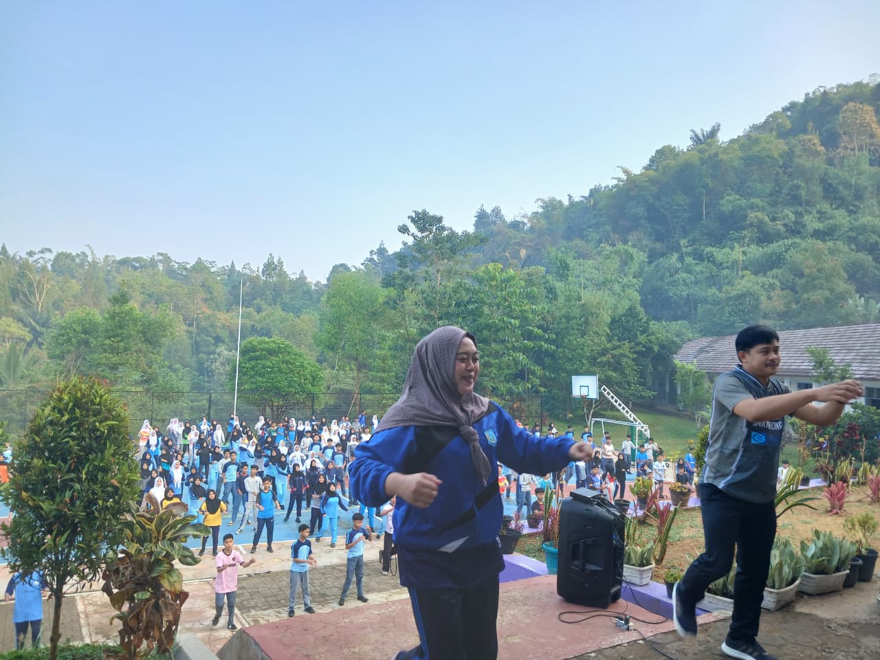 Siswa-siswi dan dewan guru SMKN 1 Rongga antusias bergerak bersama mengkuti instruktur Senam Pagi KASIH di lapangan sekolah