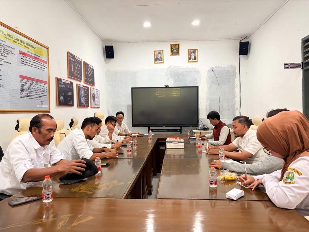 Tim Kurikulum dan Guru Bahasa Indonesia SMKN 1 Rongga berdiskusi aktif menyusun instrumen inovasi literasi sekolah