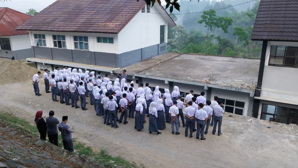 Pembina Apel Asep Agus Soleh, S.Pd. memberikan pengarahan SOP praktikum lahan pertanian di hadapan siswa ATPH