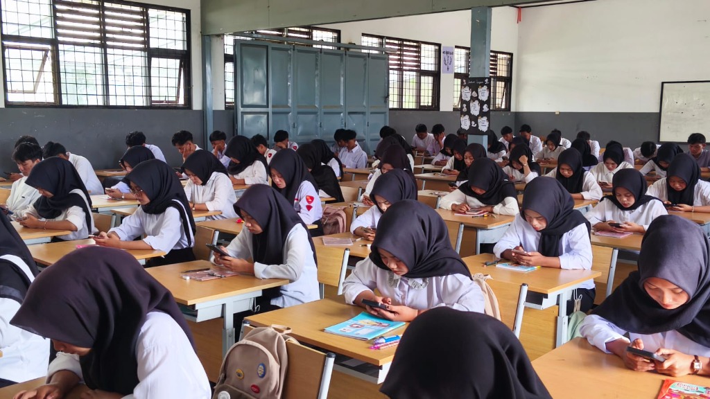 Suasana ruang ujian penuh dengan peserta rekrutmen PT Medion di SMKN 1 Rongga yang fokus mengikuti tes psikotes