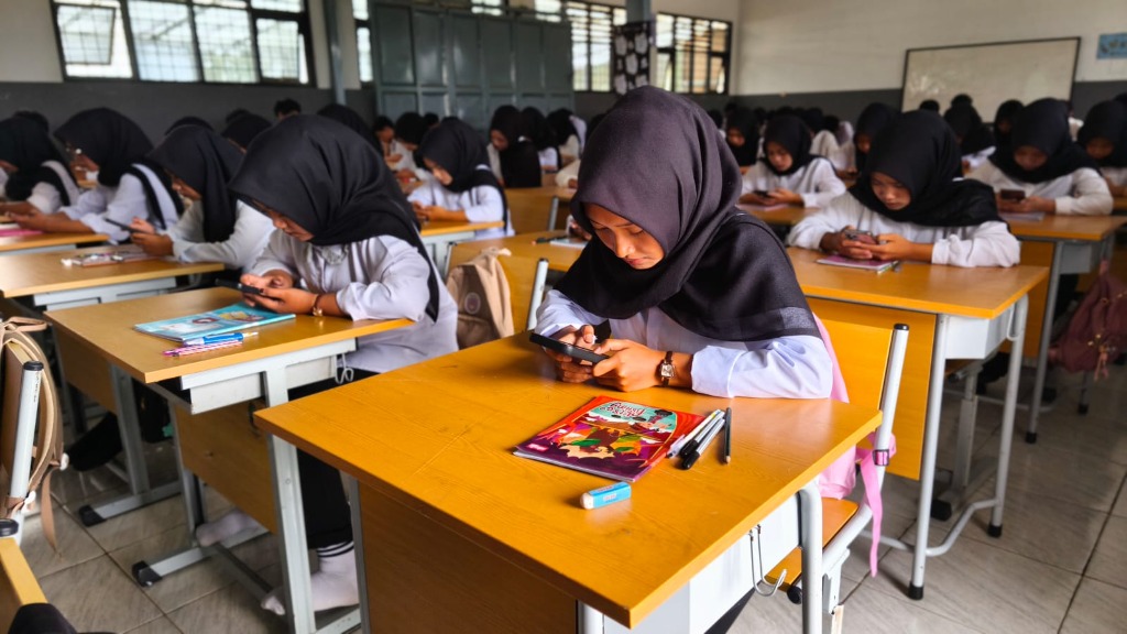 Peserta rekrutmen PT Medion di SMKN 1 Rongga fokus menjawab soal tes ujian berbasis smartphone