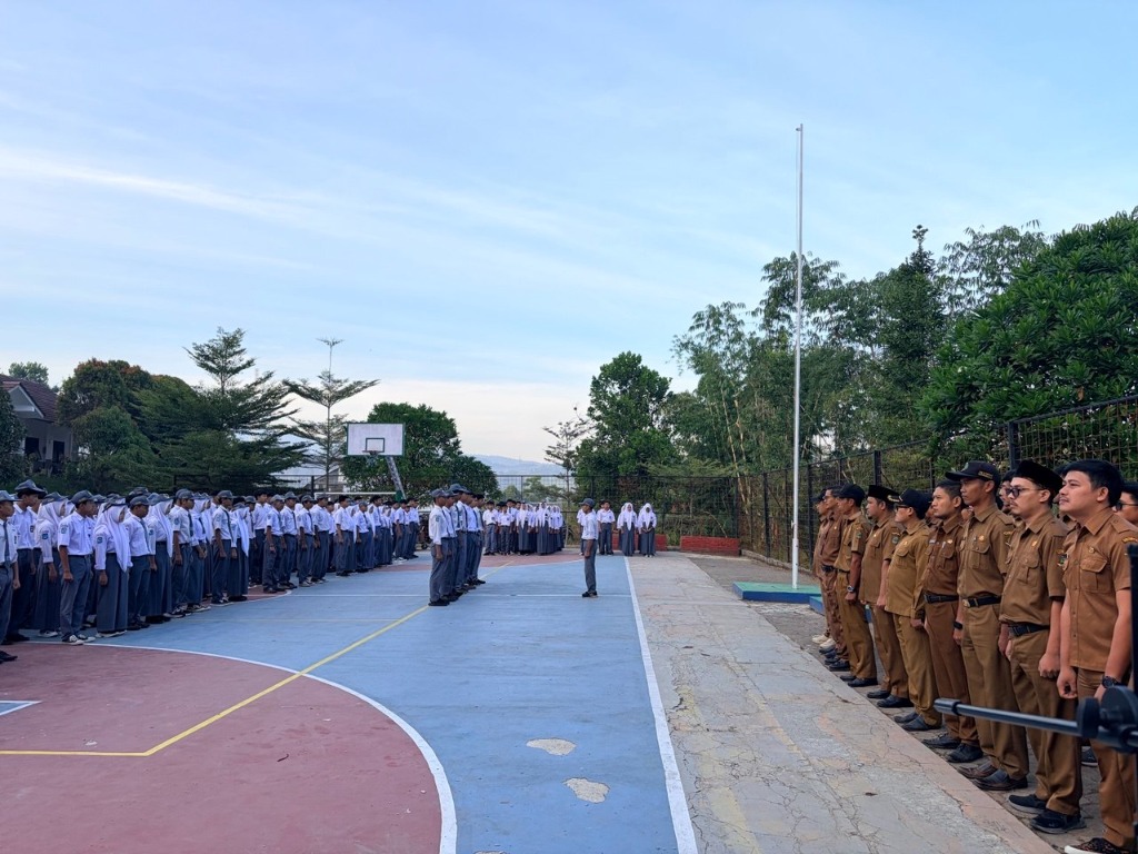 Peserta upacara bendera hari Senin SMKN 1 Rongga berbaris khidmat mendengarkan amanat pembina upacara di lapangan sekolah