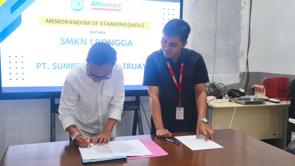 Perwakilan PT Sumber Alfaria Trijaya Tbk dan pihak sekolah menunjukkan berkas MoU rekrutmen tenaga kerja
