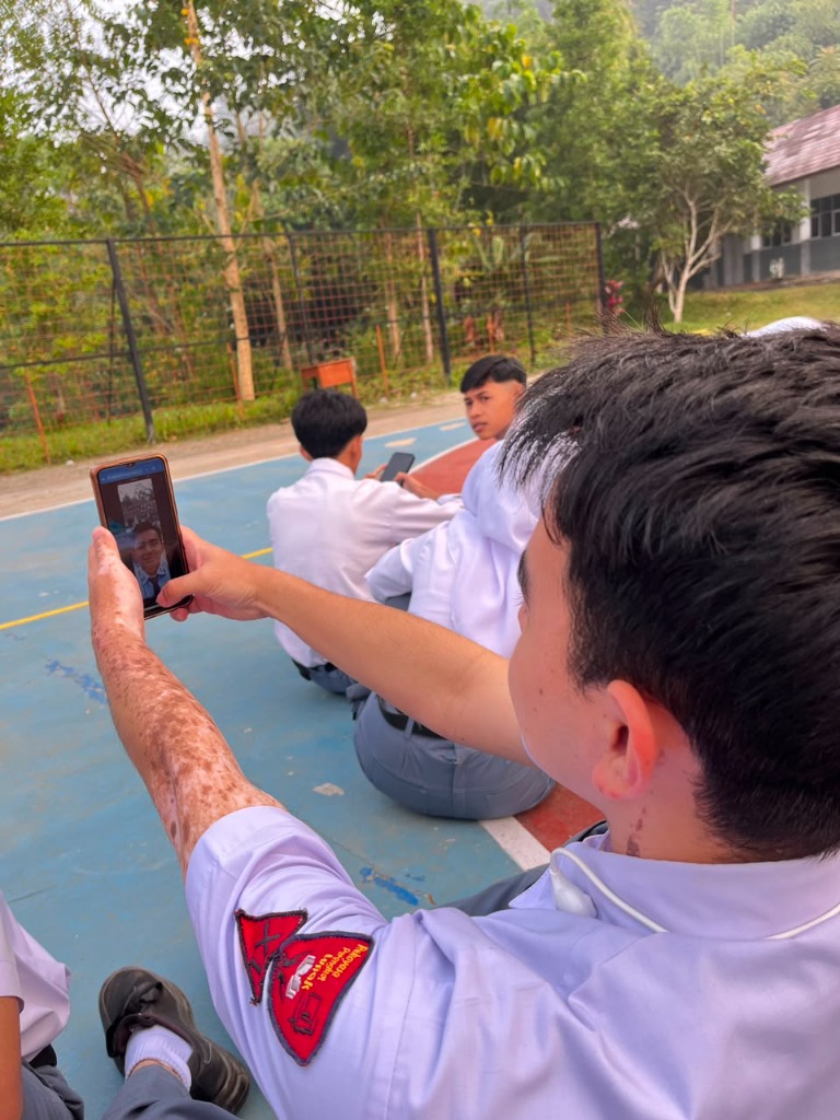 Siswa SMKN 1 Rongga mempraktikkan pengambilan foto selfie untuk perekaman presensi pada aplikasi Jingga Absensi