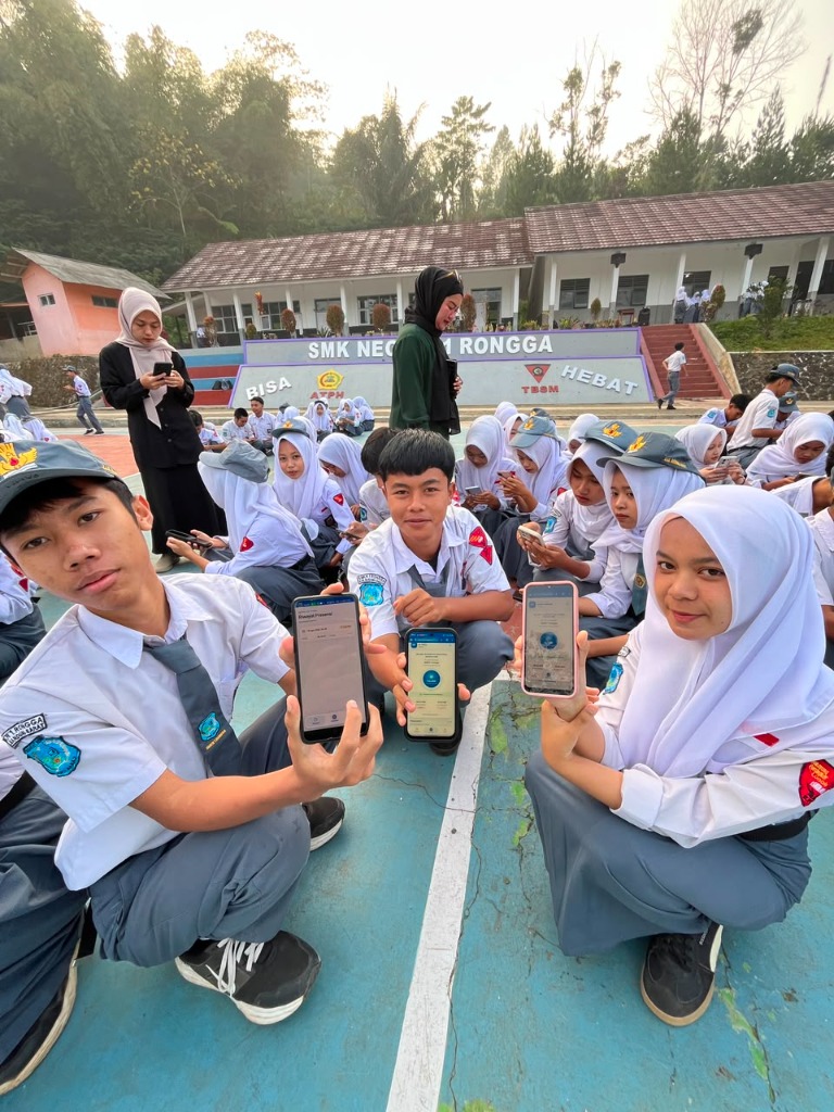 Antusiasme siswa-siswi SMKN 1 Rongga saat menggunakan aplikasi Jingga Absensi di area lapangan sekolah