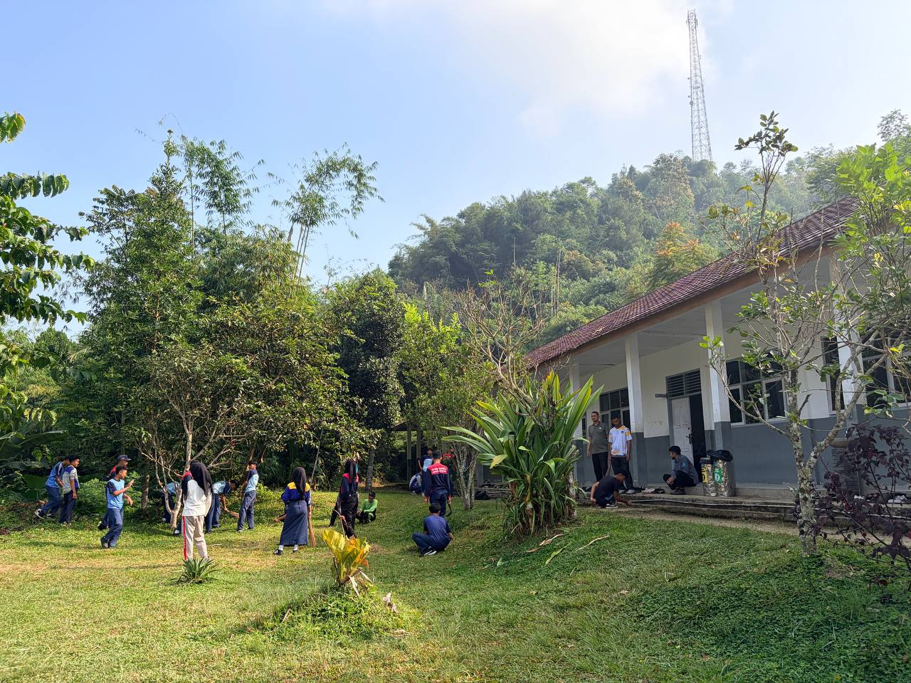 Pemandangan asri halaman gedung SMKN 1 Rongga saat para siswa merawat tanaman dan membersihkan rumput liar