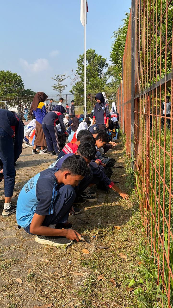 Barisan siswa putra SMKN 1 Rongga memangkas gulma dan merapikan pagar batas sekolah dalam aksi ekologi