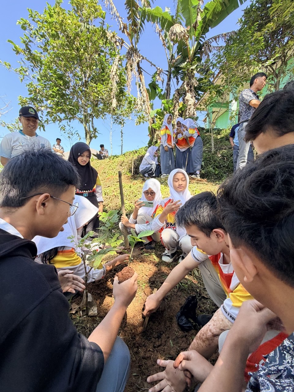 Siswa SMKN 1 Rongga bersama-sama menanam bibit pohon penghijauan di lereng tanah bukit sekolah