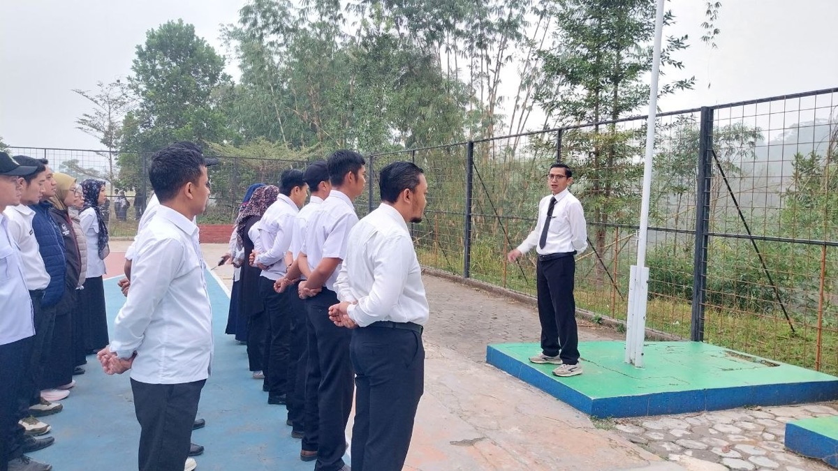 Suhendar Aryadi, S.Pd., Gr. menyampaikan amanat apel pagi GTK mengenai pendidikan karakter berbasis ilmu neuroscience di SMKN 1 Rongga