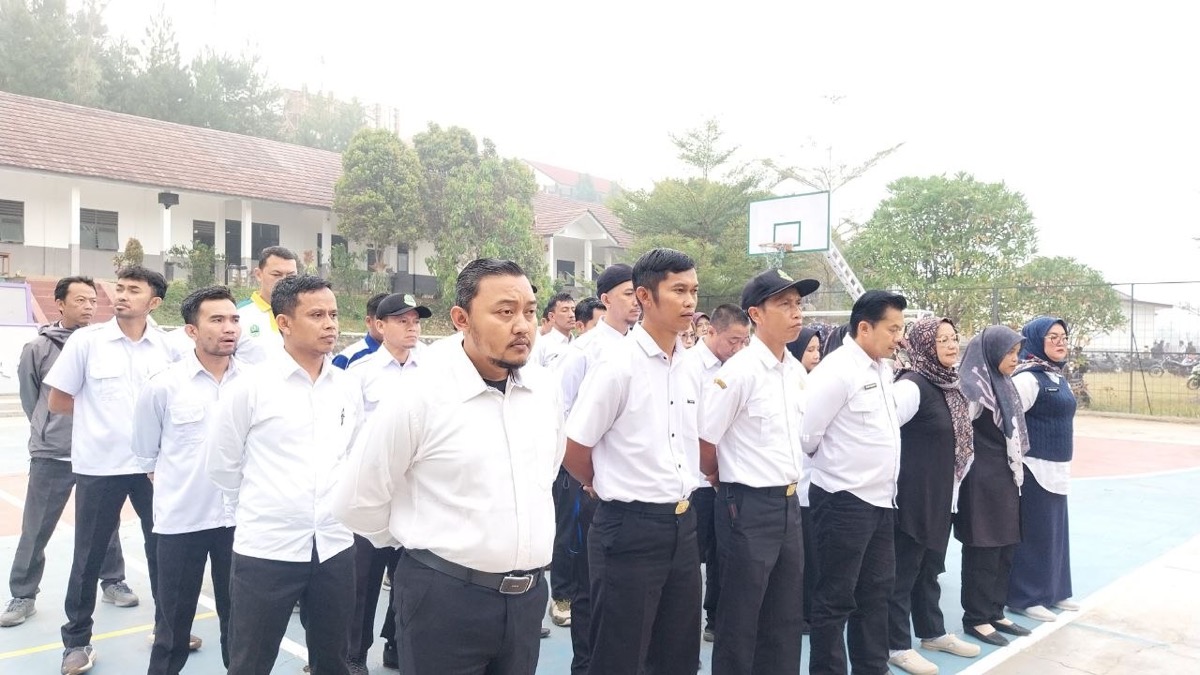 Barisan Guru dan Tenaga Kependidikan SMKN 1 Rongga berbaris rapi menyimak arahan pembina apel