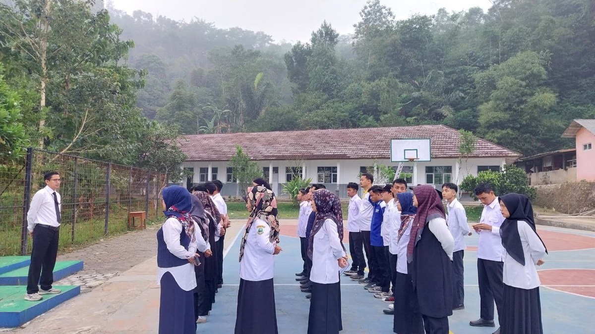 Pemandangan menyeluruh apel pagi GTK di lapangan olahraga dengan latar lanskap hijau perbukitan SMKN 1 Rongga