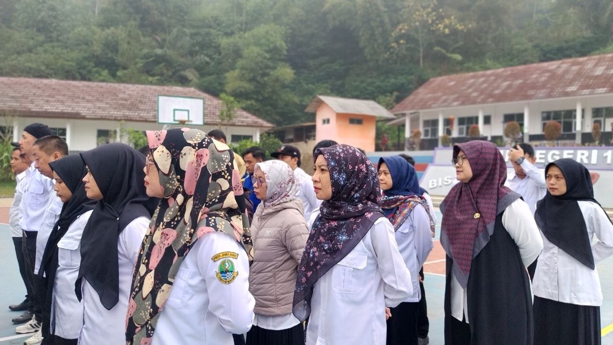 Deretan guru putri SMKN 1 Rongga berbusana rapi dan khidmat menyimak arahan amanat apel pagi